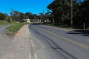 Outra obra que contou com parceria estadual, mas essa já concluída, é a revitalização da Avenida das Araucárias (Estrada da Ladeira). Os 2,6 quilômetros receberam pavimentação asfáltica, ciclovias, iluminação e calçadas com paver, além de sinalização horizontal e vertical. Essa conexão dá acesso alternativo à PR-151, rodovia que conecta o município a Palmeira e São Mateus do Sul.
 Foto: Geraldo Bubniak/AEN