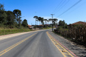 Outra obra que contou com parceria estadual, mas essa já concluída, é a revitalização da Avenida das Araucárias (Estrada da Ladeira). Os 2,6 quilômetros receberam pavimentação asfáltica, ciclovias, iluminação e calçadas com paver, além de sinalização horizontal e vertical. Essa conexão dá acesso alternativo à PR-151, rodovia que conecta o município a Palmeira e São Mateus do Sul.
 Foto: Geraldo Bubniak/AEN