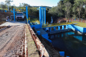 As obras da nova captação de água de Cascavel nas margens do Rio São José, no Distrito de São Salvador, a barragem no rio, as estações de bombeamento e um desarenador, que terá a função de retirar os materiais mais pesados da água, como areia e terra. A nova estrutura ampliará em 25% a capacidade de tratamento de água no município.Foto: Geraldo Bubniak/AEN