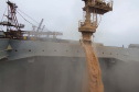 Um novo embarque recorde está sendo realizado no Corredor de Exportação do Porto de Paranaguá, nesta semana. No berço 214, o navio E.R Bayonne carrega 104,2 mil toneladas de farelo de soja. Este é o maior volume de granel de exportação já movimentado pelo porto.
Foto: Claudio Neves