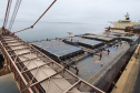 Um novo embarque recorde está sendo realizado no Corredor de Exportação do Porto de Paranaguá, nesta semana. No berço 214, o navio E.R Bayonne carrega 104,2 mil toneladas de farelo de soja. Este é o maior volume de granel de exportação já movimentado pelo porto.
Foto: Claudio Neves