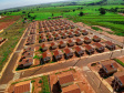 Representantes do Governo do Estado, Governo Federal e da Prefeitura de Lupionópolis entregaram nesta terça-feira (21) as chaves de 100 novas casas populares a famílias do município, na região Norte do Paraná. A construção do Conjunto Habitacional Afonso Merissi recebeu um investimento de R$ 6,6 milhões em recursos do Fundo de Arrendamento Residencial (FAR), utilizado para subsidiar até 90% do custo das moradias. 

Foto: André Souza