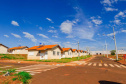 Representantes do Governo do Estado, Governo Federal e da Prefeitura de Lupionópolis entregaram nesta terça-feira (21) as chaves de 100 novas casas populares a famílias do município, na região Norte do Paraná. A construção do Conjunto Habitacional Afonso Merissi recebeu um investimento de R$ 6,6 milhões em recursos do Fundo de Arrendamento Residencial (FAR), utilizado para subsidiar até 90% do custo das moradias. 

Foto: André Souza