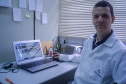 Uma pesquisa da Universidade Estadual de Maringá (UEM) está analisando se produtos naturais podem ser usados no combate ao coronavírus. Conduzida pelo professor doutor Flavio Seixas, a pesquisa busca identificar substâncias que bloqueiem as enzimas responsáveis pela multiplicação do vírus.
Foto:UEM