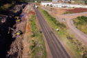 Serviços de terraplanagem, pavimentação e drenagem do Contorno Noroeste em Francisco Beltrao, que irá tirar o tráfego pesado de caminhões de dentro da cidade. O acesso rodoviário terá 5,2 quilômetros de extensão, ligando a PR-180 com a PR-483, e contará com cinco trincheiras e viadutos, duas faixas, além de acostamentos com 2,5 metros de largura e mais de dois quilômetros de terceiras faixas.Foto: Geraldo Bubniak/AEN