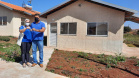 Cem famílias de Santa Mariana, município da região Norte do Paraná, receberam nesta quinta-feira (23) as chaves da casa própria. Elas são as novas proprietárias do Residencial Albertino Delamuta, que recebeu um investimento de R$ 6,6 milhões do Governo do Estado, Governo Federal e prefeitura. Foto:Pizolato