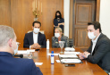 O governador Carlos Massa Ratinho Junior recebeu nesta sexta-feira (24) o embaixador do Irã no Brasil, Hossein Gharibi, e um empresário do país que planeja aumentar os investimentos no mercado de fertilizantes para a agricultura. O Irã é o principal comprador do milho paranaense e um dos principais destinos dos produtos do Estado no Oriente Médio. Na balança comercial, o Paraná importa grandes quantidades de ureia do país asiático.
