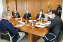 O governador Carlos Massa Ratinho Junior recebeu nesta sexta-feira (24) o embaixador do Irã no Brasil, Hossein Gharibi, e um empresário do país que planeja aumentar os investimentos no mercado de fertilizantes para a agricultura. O Irã é o principal comprador do milho paranaense e um dos principais destinos dos produtos do Estado no Oriente Médio. Na balança comercial, o Paraná importa grandes quantidades de ureia do país asiático.
