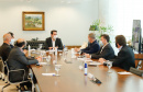 O governador Carlos Massa Ratinho Junior recebeu nesta sexta-feira (24) o embaixador do Irã no Brasil, Hossein Gharibi, e um empresário do país que planeja aumentar os investimentos no mercado de fertilizantes para a agricultura. O Irã é o principal comprador do milho paranaense e um dos principais destinos dos produtos do Estado no Oriente Médio. Na balança comercial, o Paraná importa grandes quantidades de ureia do país asiático.
