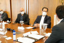 O governador Carlos Massa Ratinho Junior recebeu nesta sexta-feira (24) o embaixador do Irã no Brasil, Hossein Gharibi, e um empresário do país que planeja aumentar os investimentos no mercado de fertilizantes para a agricultura. O Irã é o principal comprador do milho paranaense e um dos principais destinos dos produtos do Estado no Oriente Médio. Na balança comercial, o Paraná importa grandes quantidades de ureia do país asiático.
