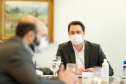 O governador Carlos Massa Ratinho Junior recebeu nesta sexta-feira (24) o embaixador do Irã no Brasil, Hossein Gharibi, e um empresário do país que planeja aumentar os investimentos no mercado de fertilizantes para a agricultura. O Irã é o principal comprador do milho paranaense e um dos principais destinos dos produtos do Estado no Oriente Médio. Na balança comercial, o Paraná importa grandes quantidades de ureia do país asiático.
