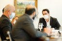 O governador Carlos Massa Ratinho Junior recebeu nesta sexta-feira (24) o embaixador do Irã no Brasil, Hossein Gharibi, e um empresário do país que planeja aumentar os investimentos no mercado de fertilizantes para a agricultura. O Irã é o principal comprador do milho paranaense e um dos principais destinos dos produtos do Estado no Oriente Médio. Na balança comercial, o Paraná importa grandes quantidades de ureia do país asiático.
