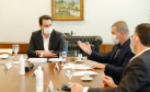 O governador Carlos Massa Ratinho Junior recebeu nesta sexta-feira (24) o embaixador do Irã no Brasil, Hossein Gharibi, e um empresário do país que planeja aumentar os investimentos no mercado de fertilizantes para a agricultura. O Irã é o principal comprador do milho paranaense e um dos principais destinos dos produtos do Estado no Oriente Médio. Na balança comercial, o Paraná importa grandes quantidades de ureia do país asiático.
