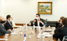 O governador Carlos Massa Ratinho Junior recebeu nesta sexta-feira (24) o embaixador do Irã no Brasil, Hossein Gharibi, e um empresário do país que planeja aumentar os investimentos no mercado de fertilizantes para a agricultura. O Irã é o principal comprador do milho paranaense e um dos principais destinos dos produtos do Estado no Oriente Médio. Na balança comercial, o Paraná importa grandes quantidades de ureia do país asiático.
