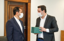 O governador Carlos Massa Ratinho Junior recebeu nesta sexta-feira (24) o embaixador do Irã no Brasil, Hossein Gharibi, e um empresário do país que planeja aumentar os investimentos no mercado de fertilizantes para a agricultura. O Irã é o principal comprador do milho paranaense e um dos principais destinos dos produtos do Estado no Oriente Médio. Na balança comercial, o Paraná importa grandes quantidades de ureia do país asiático.
