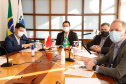 Estado formalizou acordo nesta segunda-feira (27) com representantes do laboratório Sinopharm e da Embaixada da China. A cooperação técnica e científica permite a testagem e a produção de vacina pelo Tecpar, que deve ser o hub logístico do remédio para a América do Sul.