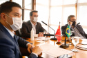 Estado formalizou acordo nesta segunda-feira (27) com representantes do laboratório Sinopharm e da Embaixada da China. A cooperação técnica e científica permite a testagem e a produção de vacina pelo Tecpar, que deve ser o hub logístico do remédio para a América do Sul.