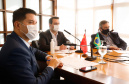Estado formalizou acordo nesta segunda-feira (27) com representantes do laboratório Sinopharm e da Embaixada da China. A cooperação técnica e científica permite a testagem e a produção de vacina pelo Tecpar, que deve ser o hub logístico do remédio para a América do Sul.