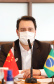 Estado formalizou acordo nesta segunda-feira (27) com representantes do laboratório Sinopharm e da Embaixada da China. A cooperação técnica e científica permite a testagem e a produção de vacina pelo Tecpar, que deve ser o hub logístico do remédio para a América do Sul.