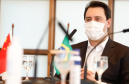 Estado formalizou acordo nesta segunda-feira (27) com representantes do laboratório Sinopharm e da Embaixada da China. A cooperação técnica e científica permite a testagem e a produção de vacina pelo Tecpar, que deve ser o hub logístico do remédio para a América do Sul.