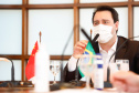 Estado formalizou acordo nesta segunda-feira (27) com representantes do laboratório Sinopharm e da Embaixada da China. A cooperação técnica e científica permite a testagem e a produção de vacina pelo Tecpar, que deve ser o hub logístico do remédio para a América do Sul.