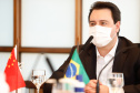 Estado formalizou acordo nesta segunda-feira (27) com representantes do laboratório Sinopharm e da Embaixada da China. A cooperação técnica e científica permite a testagem e a produção de vacina pelo Tecpar, que deve ser o hub logístico do remédio para a América do Sul.