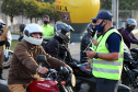 Curitiba, 27 de Julho de 2020. Em comemoração ao Dia do Motociclista, BPTran faz blitz educativa para distribuir antena corta linha.   - Soldado Ismael Ponchio.