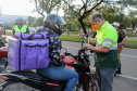 Curitiba, 27 de Julho de 2020. Em comemoração ao Dia do Motociclista, BPTran faz blitz educativa para distribuir antena corta linha.   - Soldado Ismael Ponchio.