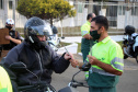 Curitiba, 27 de Julho de 2020. Em comemoração ao Dia do Motociclista, BPTran faz blitz educativa para distribuir antena corta linha.   - Soldado Ismael Ponchio.