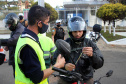 Curitiba, 27 de Julho de 2020. Em comemoração ao Dia do Motociclista, BPTran faz blitz educativa para distribuir antena corta linha.   - Soldado Ismael Ponchio.