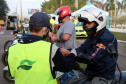 Curitiba, 27 de Julho de 2020. Em comemoração ao Dia do Motociclista, BPTran faz blitz educativa para distribuir antena corta linha.   - Soldado Ismael Ponchio.