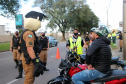 Curitiba, 27 de Julho de 2020. Em comemoração ao Dia do Motociclista, BPTran faz blitz educativa para distribuir antena corta linha.   - Soldado Ismael Ponchio.