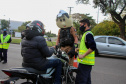 Curitiba, 27 de Julho de 2020. Em comemoração ao Dia do Motociclista, BPTran faz blitz educativa para distribuir antena corta linha.   - Soldado Ismael Ponchio.