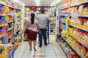 Programa atendeu cerca de 800 mil pessoas, que levaram alimento para as famílias, e deve injetar cerca de R$ 117 milhões na economia paranaense. Foi um dos maiores programas de auxílio a pessoas em situação de vulnerabilidade social.-  Foto: Geraldo Bubniak/AEN