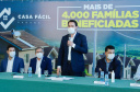 O convênio com a Pacaembu Construtora, empresa com sede em São Paulo, prevê investimentos de R$ 540 milhões. O acordo foi assinado nesta quarta-feira (5), em cerimônia no Palácio Iguaçu, pelo governador Carlos Massa Ratinho Junior, o presidente da Cohapar, Jorge Lange, prefeitos e representantes da empresa. A expectativa é que as casas fiquem prontas no primeiro semestre de 2022.