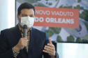 O governador Carlos Massa Ratinho Junior e o prefeito de Curitiba, Rafael Greca, assinaram nesta segunda-feira (10) um convênio para a contratação do projeto executivo para a construção de novos acessos onde hoje está localizado o Viaduto do Orleans, em Curitiba. O investimento da Secretaria de Infraestrutura e Logística é de R$ 1,2 milhão, com contrapartida de R$ 61,5 mil do município.
