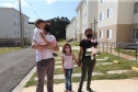 O Governador Carlos Massa Ratinho Junior vistoria  nesta terca-feira (11/08), 416 unidade habitacionais no Loteamento Sao Geronimo em Campo Largo. Na foto familia que recebeu uma unidade. Campo Largo, 11/08/2020 - Foto: Geraldo Bubniak/AEN