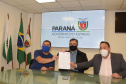 O secretário da Saúde do Paraná, Beto Preto, assinou hoje (12) autorizações de repasses que somam R$ 13.655.826,43 milhões destinados a investimentos em obras e aquisição de equipamentos. Dez municípios foram beneficiados por meio de convênios que têm indicação orçamentária de deputados estaduais. Foto: Américo Antonio/SESA