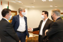 Uma parceria do Governo do Estado com a montadora Audi vai reforçar a estrutura de equipamentos dos hospitais da rede especializada no tratamento da Covid-19 no Paraná. O protocolo que oficializou a doação de monitores para respiradores, no valor de R$ 1 milhão, foi assinado nesta quinta-feira (13), no Palácio Iguaçu, pelo governador Carlos Massa Ratinho Junior e o presidente da Audi do Brasil, Johannes Roscheck.
