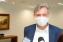 Uma parceria do Governo do Estado com a montadora Audi vai reforçar a estrutura de equipamentos dos hospitais da rede especializada no tratamento da Covid-19 no Paraná. O protocolo que oficializou a doação de monitores para respiradores, no valor de R$ 1 milhão, foi assinado nesta quinta-feira (13), no Palácio Iguaçu, pelo governador Carlos Massa Ratinho Junior e o presidente da Audi do Brasil, Johannes Roscheck.
