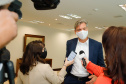 Uma parceria do Governo do Estado com a montadora Audi vai reforçar a estrutura de equipamentos dos hospitais da rede especializada no tratamento da Covid-19 no Paraná. O protocolo que oficializou a doação de monitores para respiradores, no valor de R$ 1 milhão, foi assinado nesta quinta-feira (13), no Palácio Iguaçu, pelo governador Carlos Massa Ratinho Junior e o presidente da Audi do Brasil, Johannes Roscheck.
