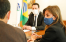 O Paraná vai ampliar as ações integradas de combate a crimes tributários e outros, em especial o contrabando, o descaminho, a pirataria e demais atos ilícitos ao patrimônio e o tráfico de drogas. Com esse fim, a Secretaria da Segurança Pública assinou nesta quinta-feira (13) um Acordo de Cooperação Técnica, Científica e Operacional com a Receita Federal no Estado. O governador Carlos Massa Ratinho Junior acompanhou o encontro e referendou a parceria. Foto: Rodrigo Felix Leal
