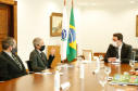 O Paraná vai ampliar as ações integradas de combate a crimes tributários e outros, em especial o contrabando, o descaminho, a pirataria e demais atos ilícitos ao patrimônio e o tráfico de drogas. Com esse fim, a Secretaria da Segurança Pública assinou nesta quinta-feira (13) um Acordo de Cooperação Técnica, Científica e Operacional com a Receita Federal no Estado. O governador Carlos Massa Ratinho Junior acompanhou o encontro e referendou a parceria. Foto: Rodrigo Felix Leal