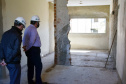 O secretário de Estado de Saúde, Beto Preto, vistoriou nesta quarta-feira (26) a obra do antigo Centro Regional de Especialidades (CRE) da Avenida Kennedy. A reforma total do local terá como resultado um novo ambiente com instalações modernas para atender pacientes que necessitem de diferentes atendimentos na área da saúde. Foto: Américo Antonio/SESA