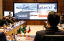 A montadora de caminhões TatraBras, que pertence ao grupo CSG Aerospace, da República Tcheca, oficializou nesta quinta-feira (3) investimento de R$ 102 milhões até 2026 em uma planta em Ponta Grossa, na região dos Campos Gerais. O protocolo de adesão da empresa ao programa de benefícios fiscais do Paraná foi assinado pelo governador Carlos Massa Ratinho Junior e pelo presidente da empresa, Rui Lemes, no Palácio Iguaçu.