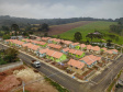 O governador Carlos Massa Ratinho Junior entregou nesta sexta-feira (4) as chaves de novas moradias para 53 famílias de Rebouças, na Região Centro-Sul do Estado. As casas fazem parte do programa Nossa Gente Paraná, destinado a pessoas em situação de vulnerabilidade social e são repassadas de graça. Ao todo, 165 pessoas serão beneficiadas diretamente.
. Foto: José Fernando Ogura/AEN