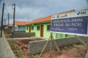 O governador Carlos Massa Ratinho Junior entregou nesta sexta-feira (4) as chaves de novas moradias para 53 famílias de Rebouças, na Região Centro-Sul do Estado. As casas fazem parte do programa Nossa Gente Paraná, destinado a pessoas em situação de vulnerabilidade social e são repassadas de graça. Ao todo, 165 pessoas serão beneficiadas diretamente.
. Foto: José Fernando Ogura/AEN