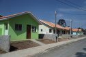 O governador Carlos Massa Ratinho Junior entregou nesta sexta-feira (4) as chaves de novas moradias para 53 famílias de Rebouças, na Região Centro-Sul do Estado. As casas fazem parte do programa Nossa Gente Paraná, destinado a pessoas em situação de vulnerabilidade social e são repassadas de graça. Ao todo, 165 pessoas serão beneficiadas diretamente.
. Foto: José Fernando Ogura/AEN