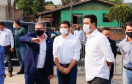 O governador Carlos Massa Ratinho Junior entregou nesta sexta-feira (4) as chaves de novas moradias para 53 famílias de Rebouças, na Região Centro-Sul do Estado. As casas fazem parte do programa Nossa Gente Paraná, destinado a pessoas em situação de vulnerabilidade social e são repassadas de graça. Ao todo, 165 pessoas serão beneficiadas diretamente.