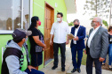 O governador Carlos Massa Ratinho Junior entregou nesta sexta-feira (4) as chaves de novas moradias para 53 famílias de Rebouças, na Região Centro-Sul do Estado. As casas fazem parte do programa Nossa Gente Paraná, destinado a pessoas em situação de vulnerabilidade social e são repassadas de graça. Ao todo, 165 pessoas serão beneficiadas diretamente.